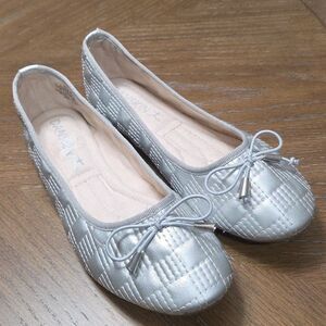 Danskin women’s adore quilted Silver ballerina flats size 10
